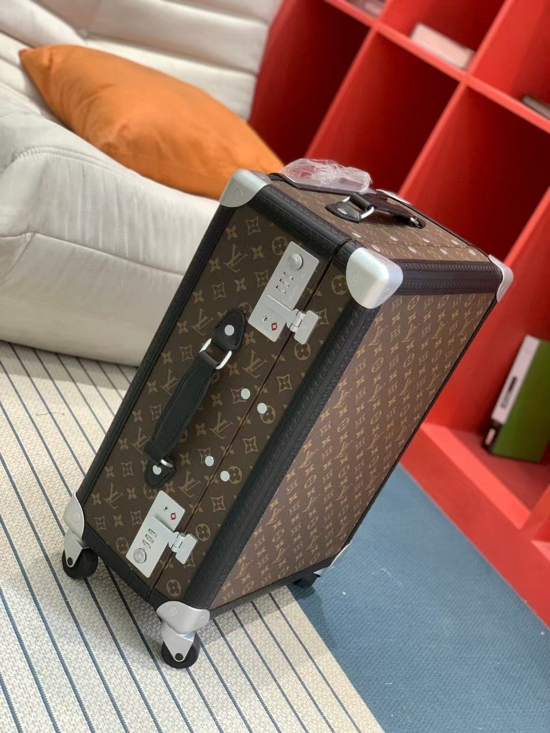 Lv rolling trunk luggage